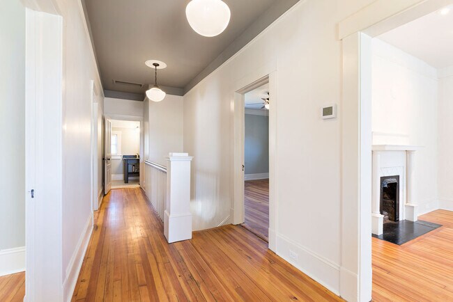 Building Photo - Updated Craftsman Cottage in West Asheville