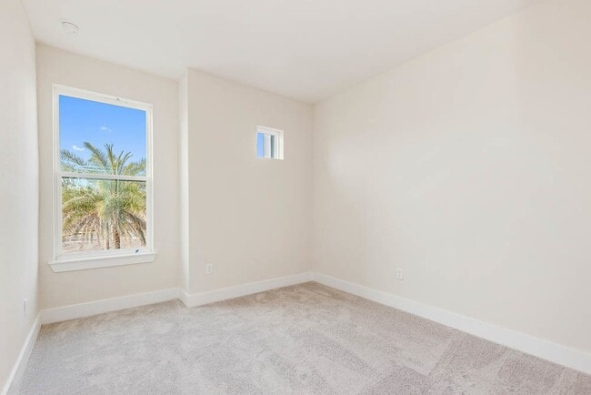 Building Photo - Nocatee Townhouse in West End!