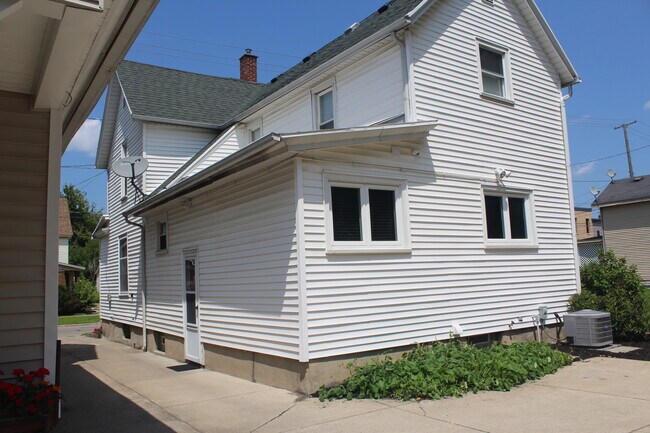 Building Photo - 834 4th St NW