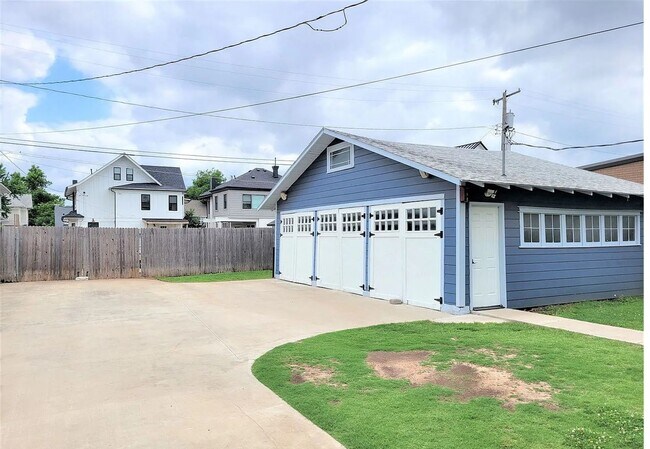 Building Photo - Stunning 4-Bed, 3-Bath Gem 1 Minute from Midtown!