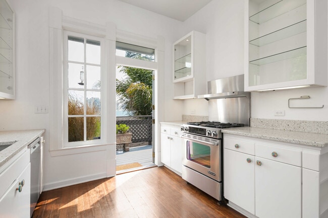 Building Photo - 2109 Bush St