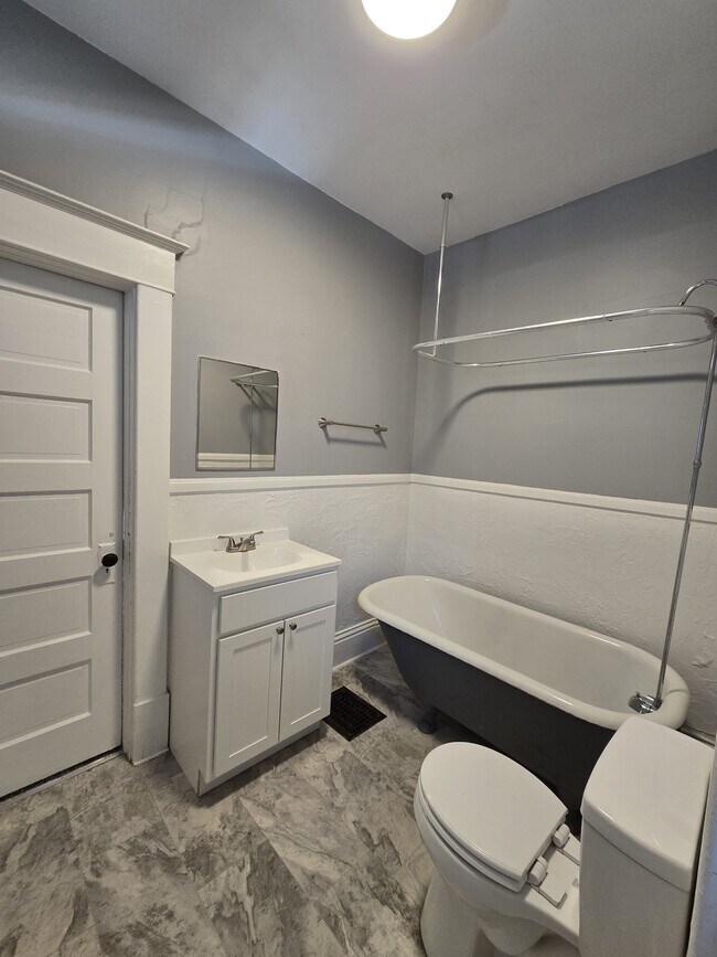 Building Photo - 305 N Pennsylvania Ave