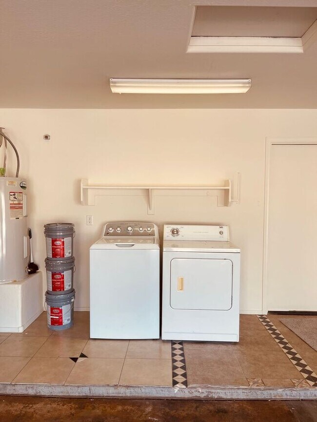 Building Photo - READY TO VIEW NOW! Beautiful 3 Bed 2 Bath Home in Buckeye