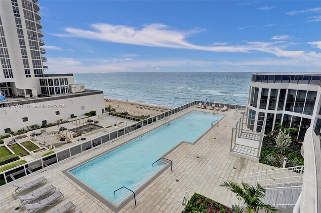 Building Photo - 15901 Collins Ave