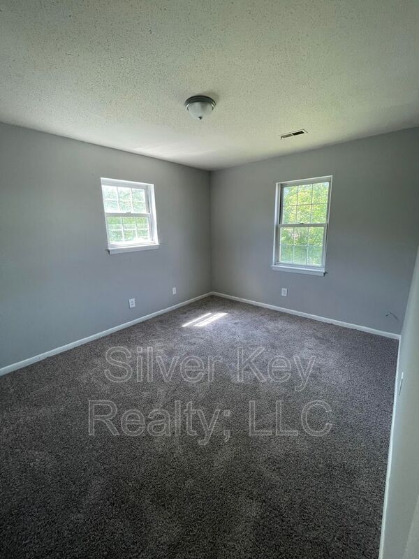 Building Photo - 202 S Hill St