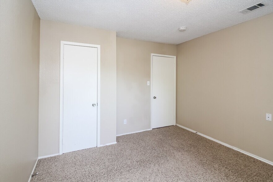 Building Photo - 1037 Eagle Ct