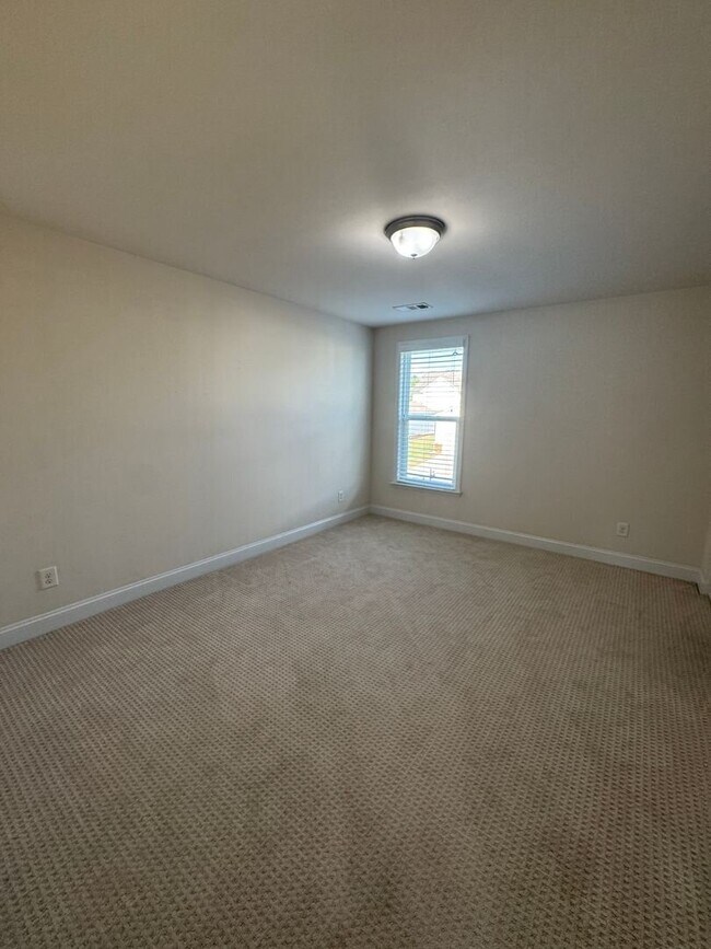 Building Photo - Your Franklin dream rental is here—4 bedrooms, a huge bonus, two en-suites, and an unbeatable loc...