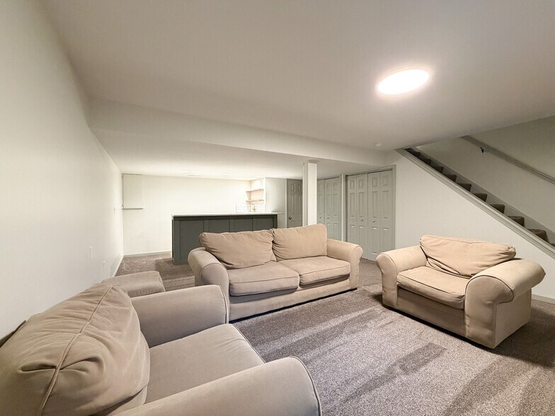 Building Photo - 425 Deerfield Dr