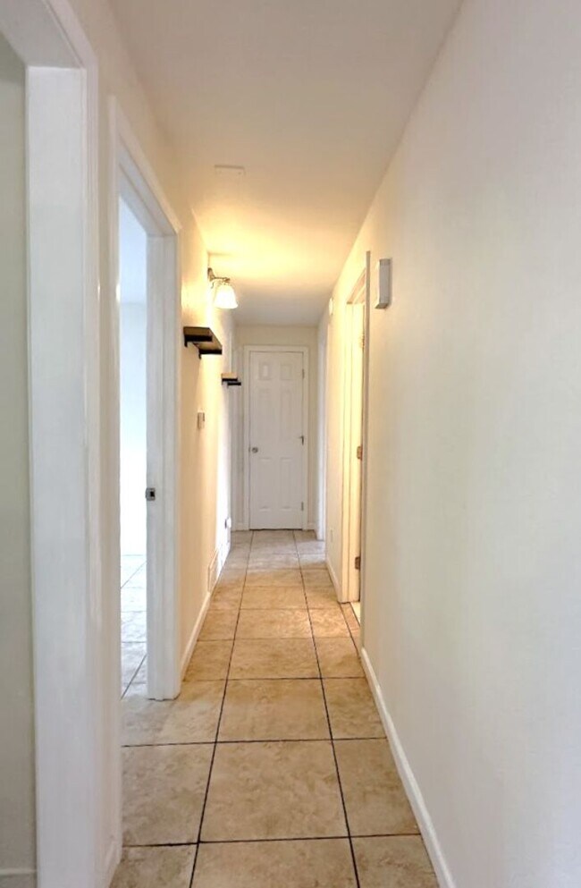 Building Photo - University Place 5 bedroom! Pet Friendly!
