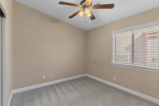 Building Photo - Spacious Single Story, 4 Bedroom "Henderso...