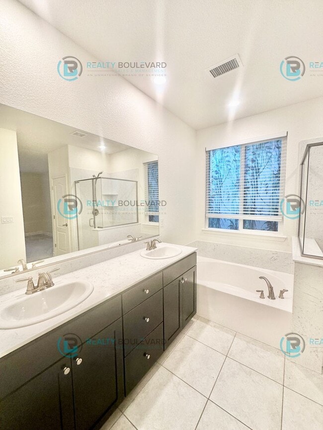 Building Photo - Beautiful 4 Bedroom, 2 Bathroom, 2 car garage, Single Story Home