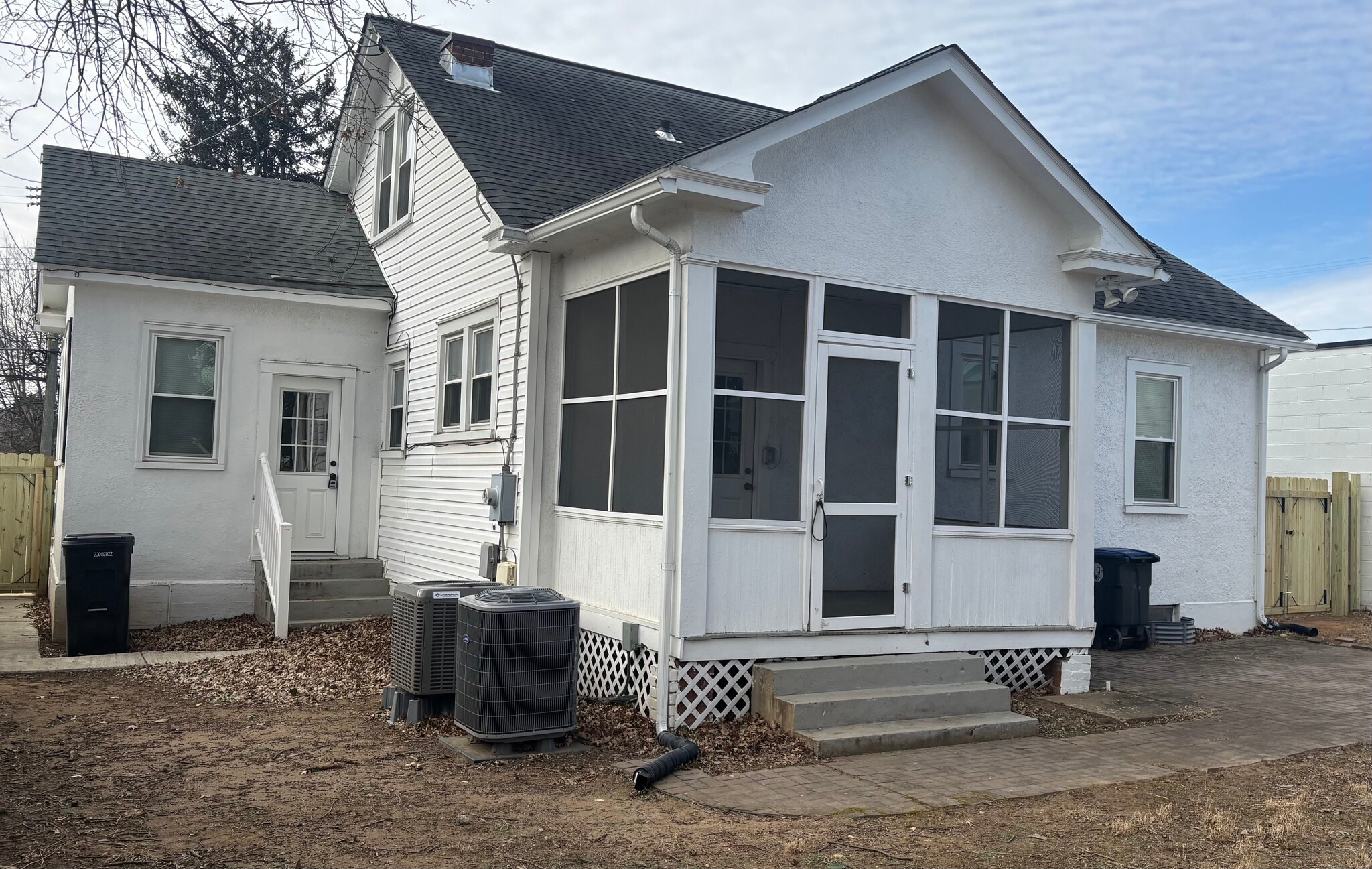 Building Photo - 2511 Charles St