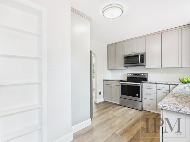 Building Photo - Available Now! Beautiful 3 Bedroom 2 Bath ...