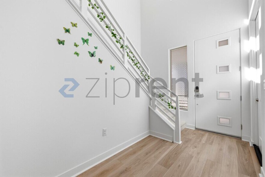 Building Photo - Unit