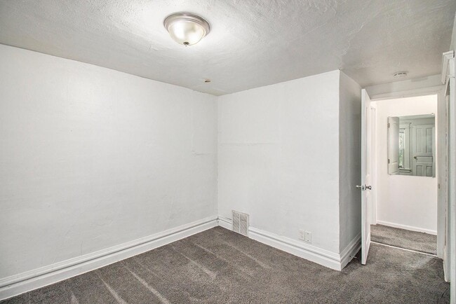 Building Photo - 147 Isbell St