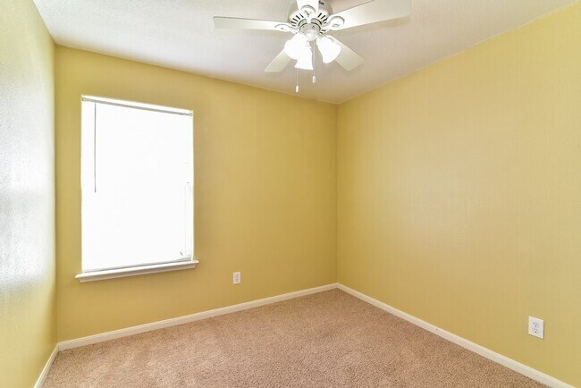 Building Photo - 4002 Hollow Cove Ln