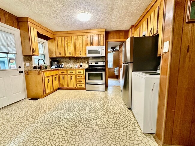 Building Photo - Mid-Century Retro Masterpiece!