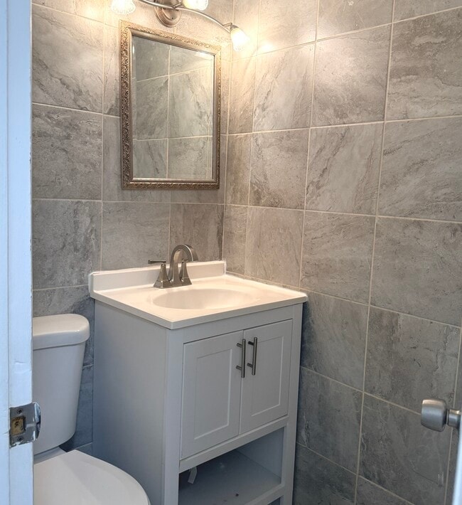 Building Photo - 533 Redwood Rd