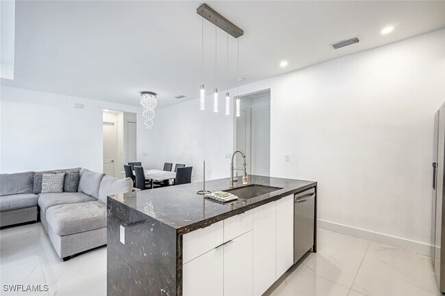 Building Photo - 502 SW 25th Pl