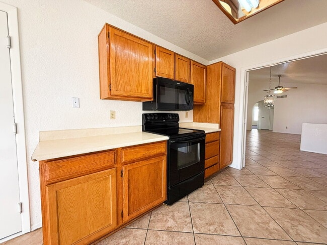 Building Photo - Charming 3-Bedroom Home for Rent in Highly Desirable Peoria School District!