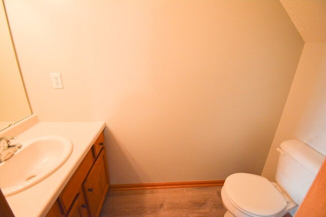 Building Photo - Cozy 2 Bed, 1.5 Bath Townhome in Stewartvi...