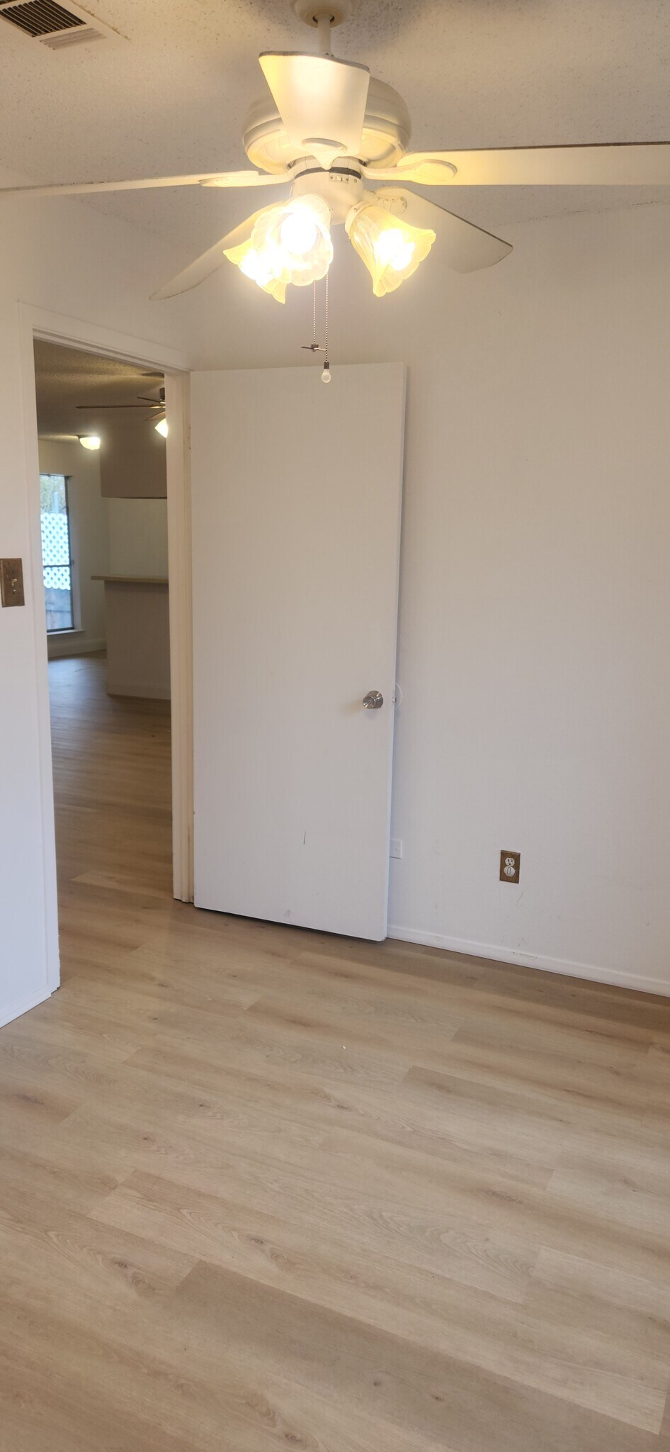 Second room - 605 E Applegate Dr