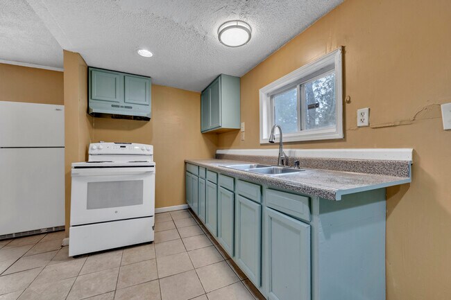 Building Photo - 805 29th St SW