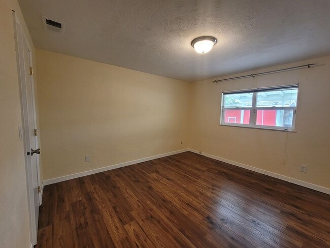 Building Photo - Charming 3 bedroom 2 bath.