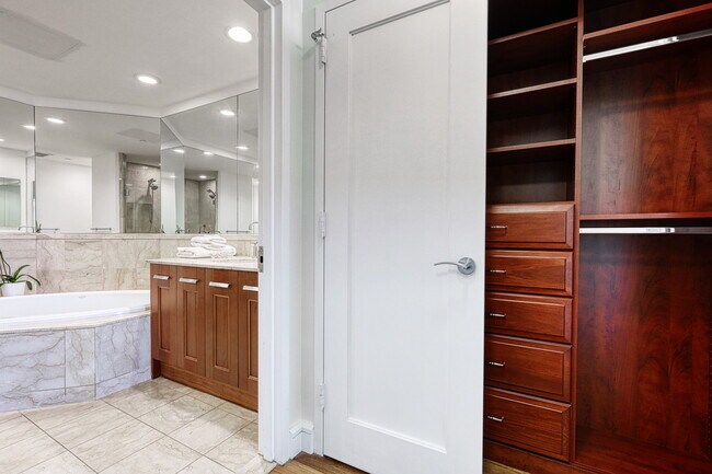 Building Photo - 8100 River Rd