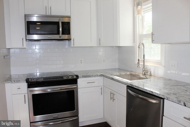 Building Photo - 2055 S Lincoln St