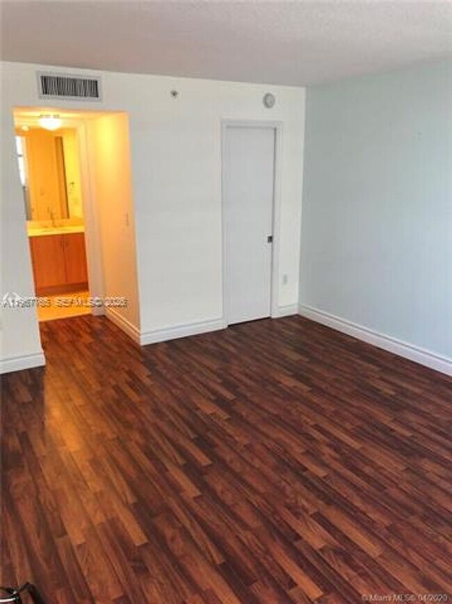 Building Photo - 6917 Collins Ave