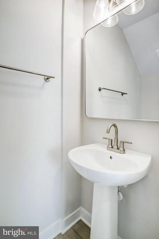 Building Photo - 45181 Drowes Ter