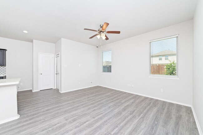 Building Photo - 6123 Yesenia St