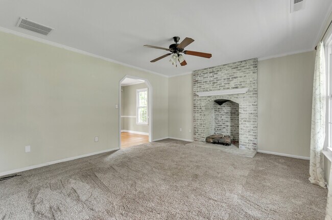 Building Photo - 517 Laurel Tree Ln