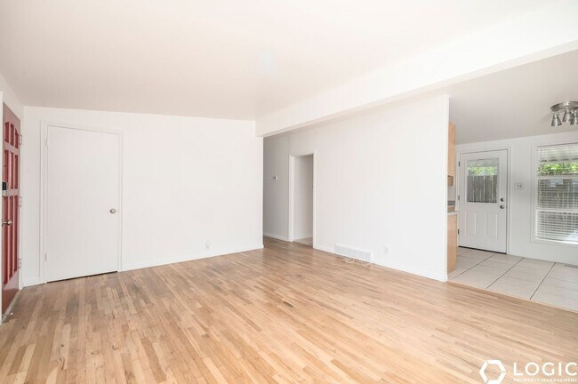 Building Photo - 6809 S Meadow Downs Way