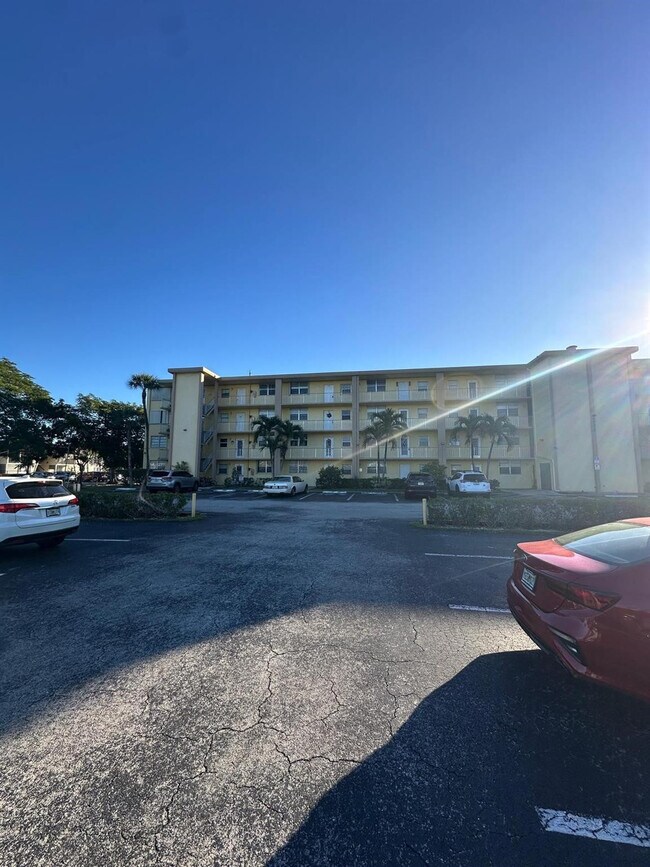 Building Photo - 9949 Sandalfoot Blvd