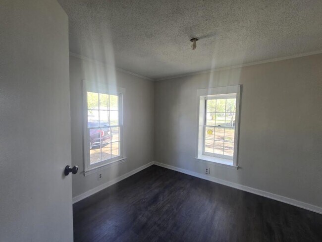 Building Photo - 2619 W Black Creek Rd