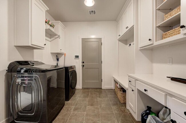 Building Photo - 4001 Stone Hl Ln