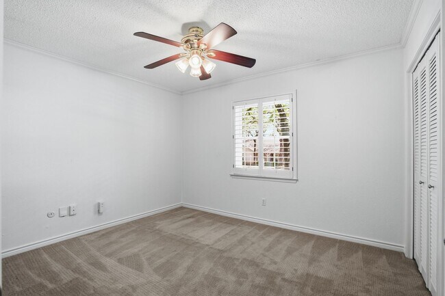 Building Photo - Amazing in Arlington