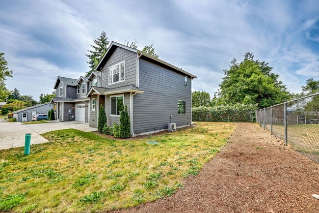 Building Photo - Newer Duplex Bremerton