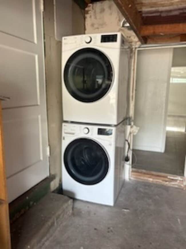 Building Photo - Studio By the Beach