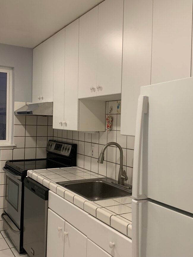 Building Photo - 120 Burrows St