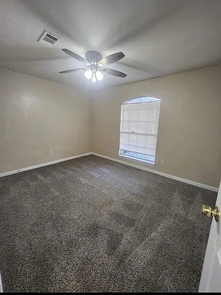 Building Photo - Room in Duplex on Chestnut Ln