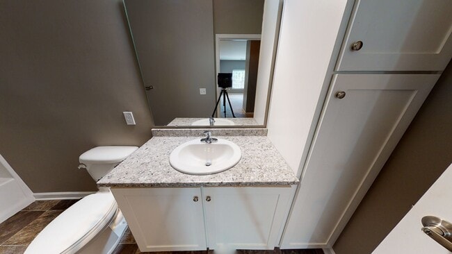 Building Photo - Second Floor Front View 2 Bedroom in a Gated Community!