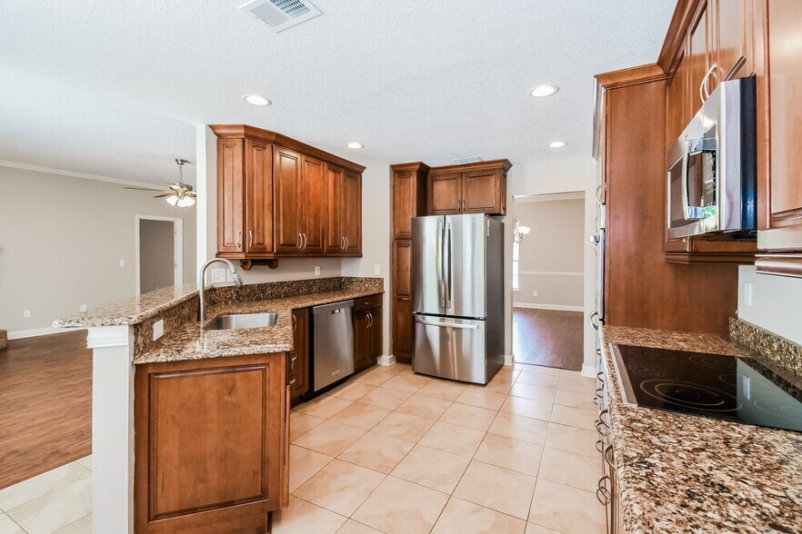 Building Photo - 1821 Weston Cir