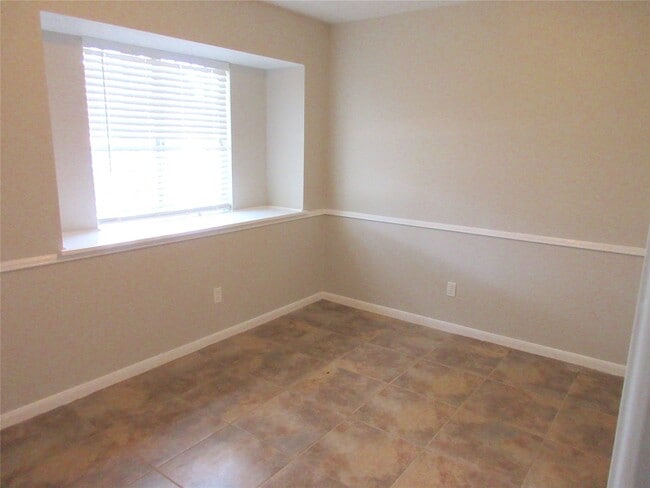 Building Photo - 3022 Kenross St