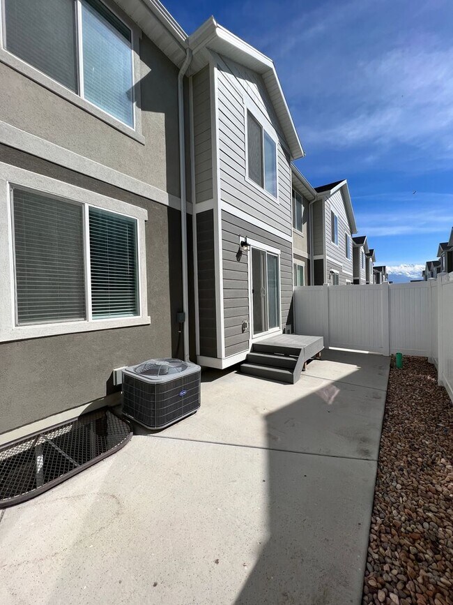 Building Photo - 4 Bedroom 3 Bath FOR RENT FINISHED BASEMENT
