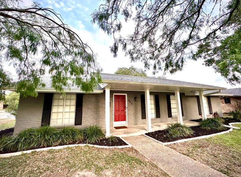 Building Photo - 902 Pyramid Dr