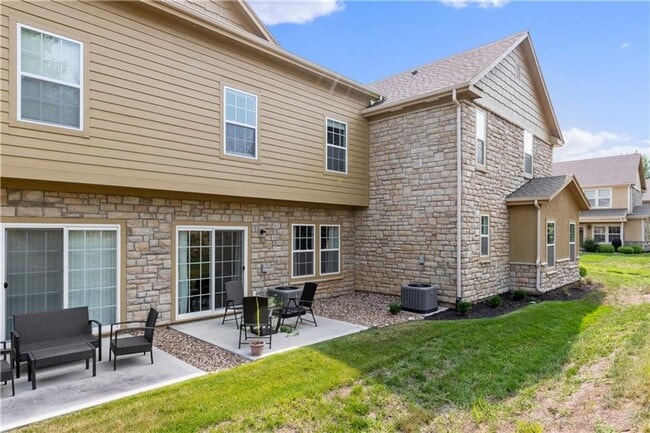 Building Photo - {16059} Blue Valley Schools + Updated Town...