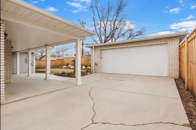 Building Photo - Spacious home for rent -  2.2 miles from t...